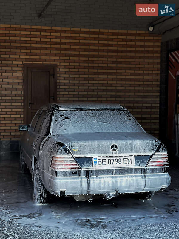 Седан Mercedes-Benz E-Class 1988 в Николаеве