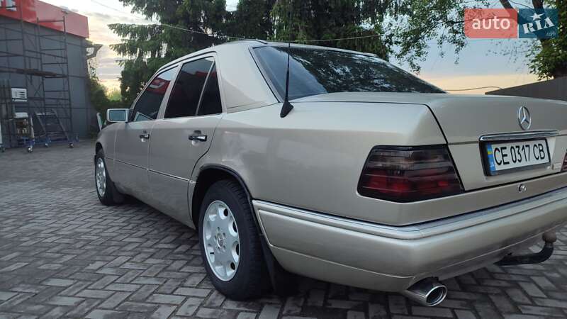 Седан Mercedes-Benz E-Class 1993 в Чернівцях