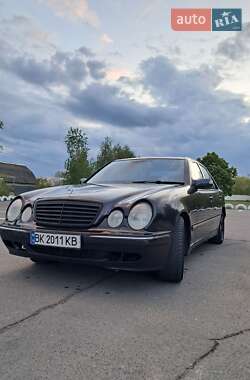 Седан Mercedes-Benz E-Class 2000 в Вараше