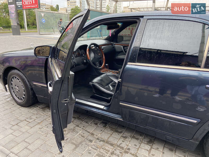 Седан Mercedes-Benz E-Class 2001 в Южном