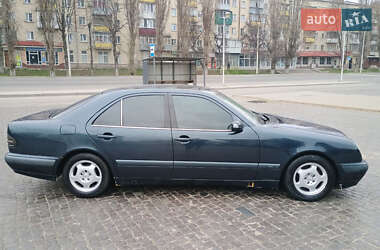 Седан Mercedes-Benz E-Class 2000 в 