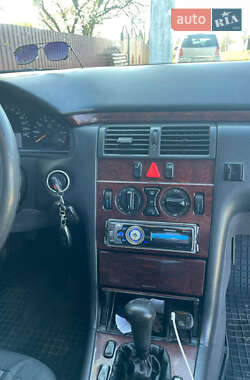 Седан Mercedes-Benz E-Class 2000 в 