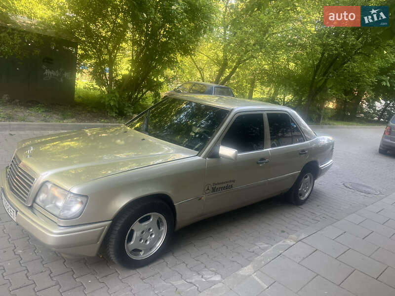 Седан Mercedes-Benz E-Class 1993 в Чернівцях