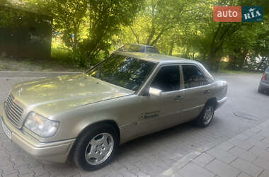 Седан Mercedes-Benz E-Class 1993 в 