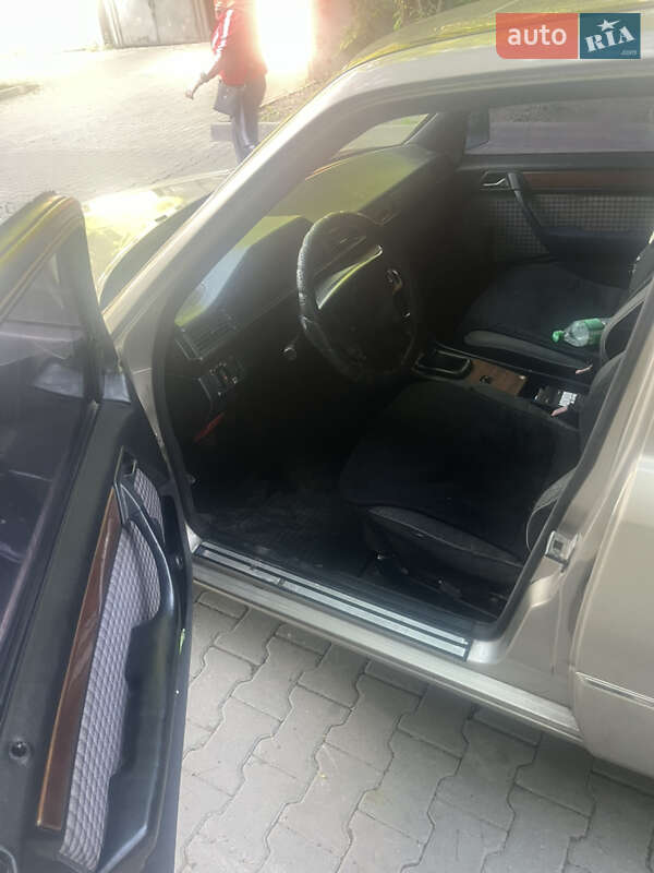 Седан Mercedes-Benz E-Class 1993 в Чернівцях