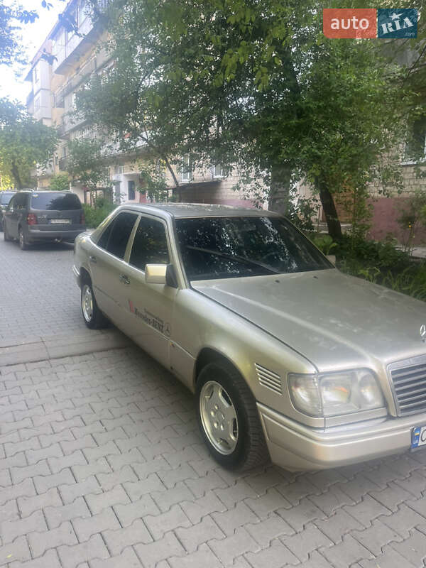 Седан Mercedes-Benz E-Class 1993 в Чернівцях