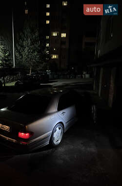 Седан Mercedes-Benz E-Class 2000 в 