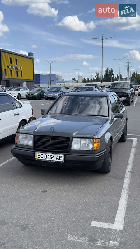Седан Mercedes-Benz E-Class 1985 в 