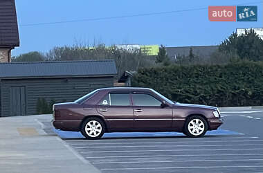 Седан Mercedes-Benz E-Class 1993 в Львові