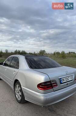 Седан Mercedes-Benz E-Class 2001 в 