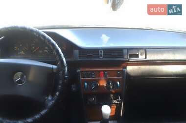 Седан Mercedes-Benz E-Class 1990 в Стрию