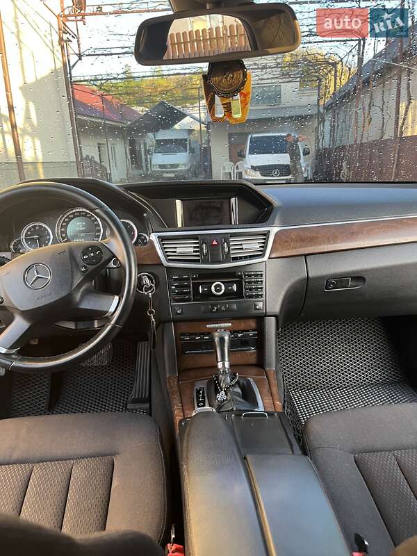 Седан Mercedes-Benz E-Class 2011 в Виноградові