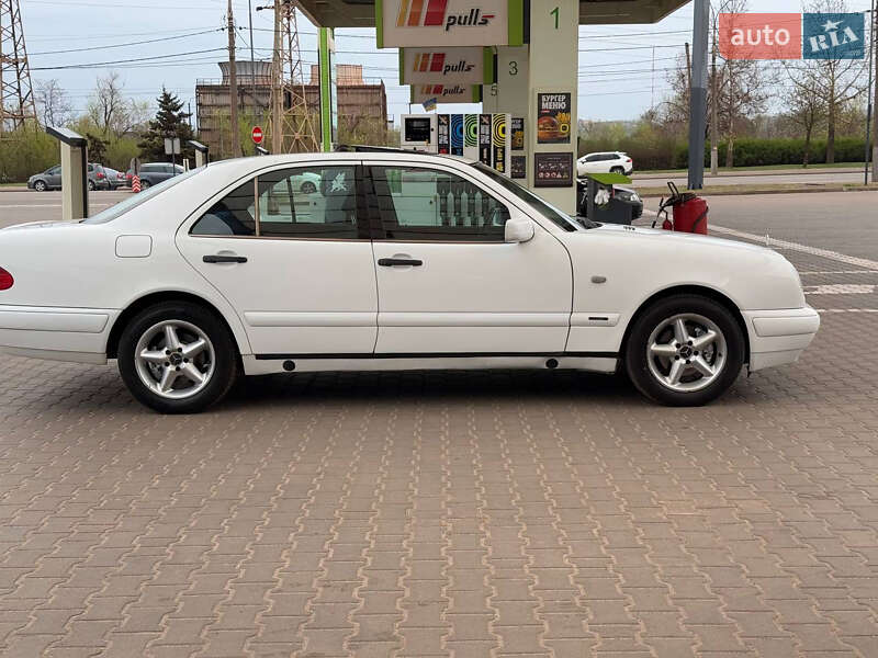 Седан Mercedes-Benz E-Class 1999 в Кривом Роге
