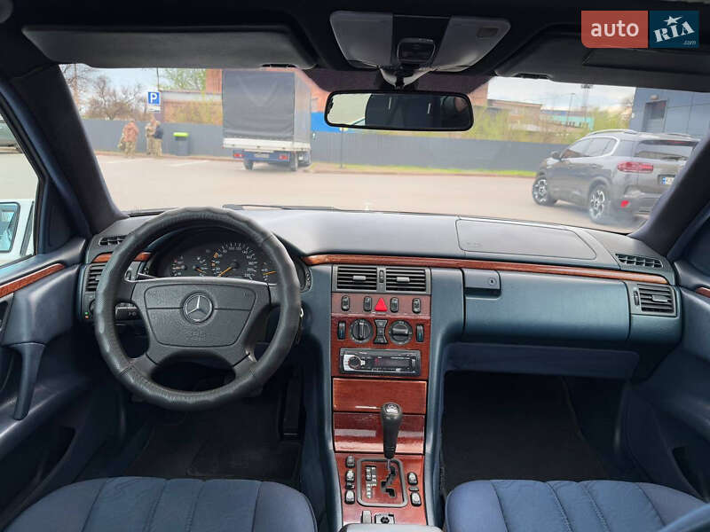 Седан Mercedes-Benz E-Class 1999 в Кривом Роге