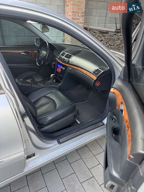 Седан Mercedes-Benz E-Class 2002 в Ровно