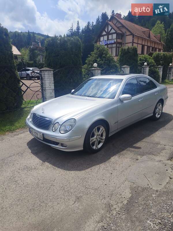 Седан Mercedes-Benz E-Class 2006 в Воловце