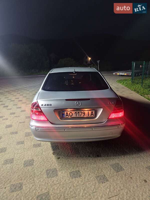 Седан Mercedes-Benz E-Class 2006 в Воловце
