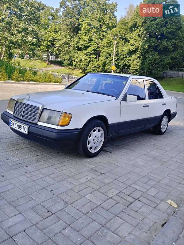 Седан Mercedes-Benz E-Class 1988 в 