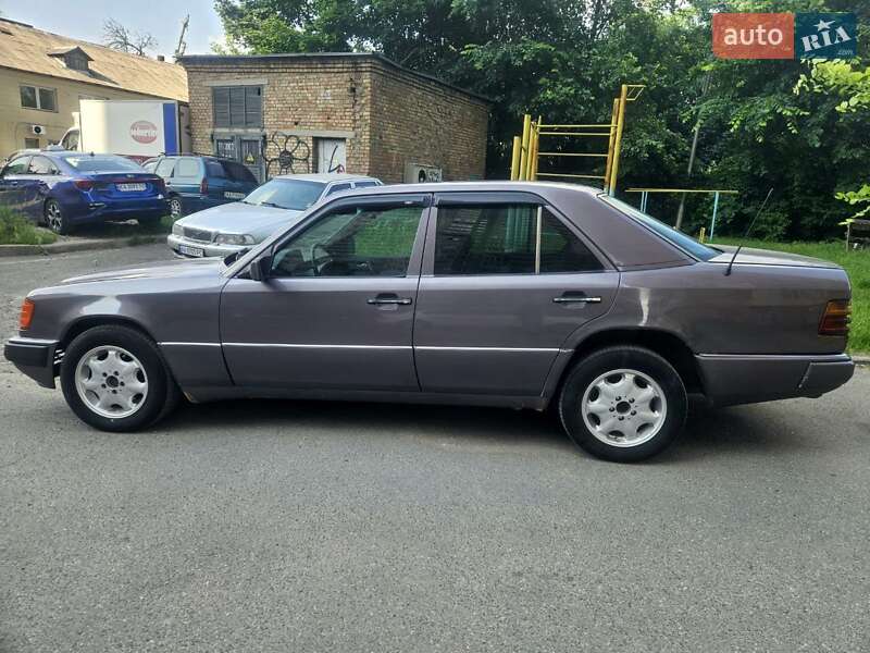 Седан Mercedes-Benz E-Class 1992 в Киеве