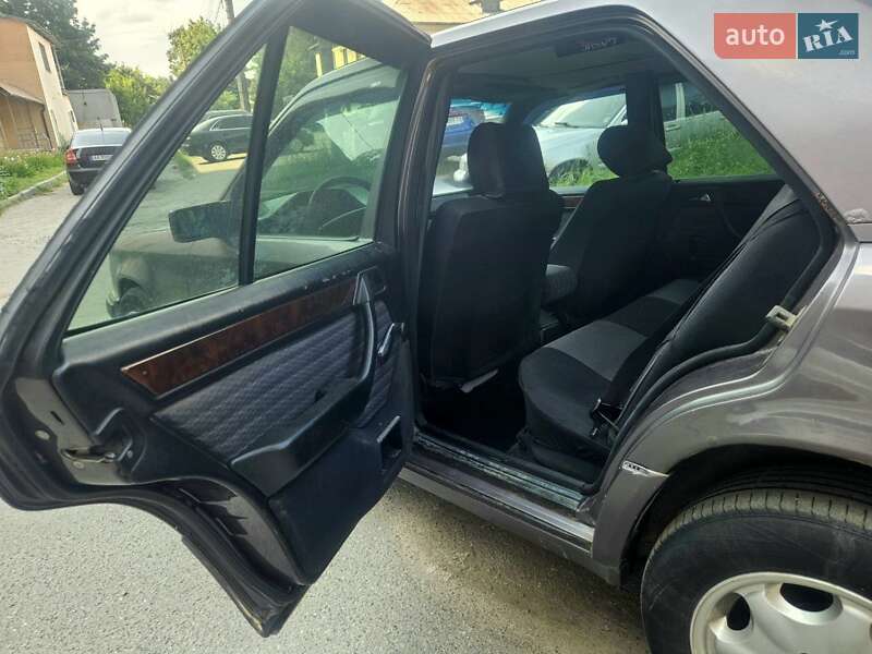 Седан Mercedes-Benz E-Class 1992 в Киеве