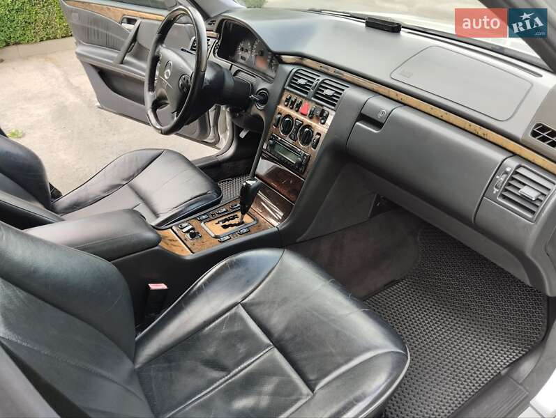 Седан Mercedes-Benz E-Class 2002 в Тульчине