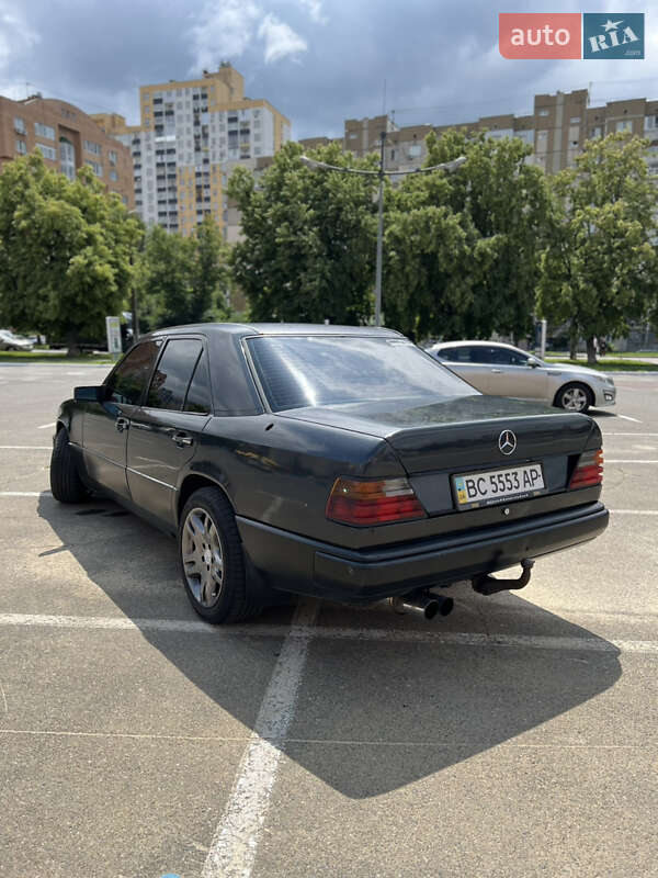 Седан Mercedes-Benz E-Class 1989 в Зарічному