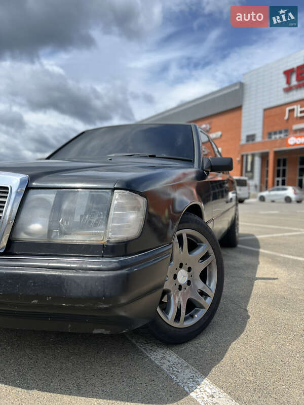 Седан Mercedes-Benz E-Class 1989 в Зарічному