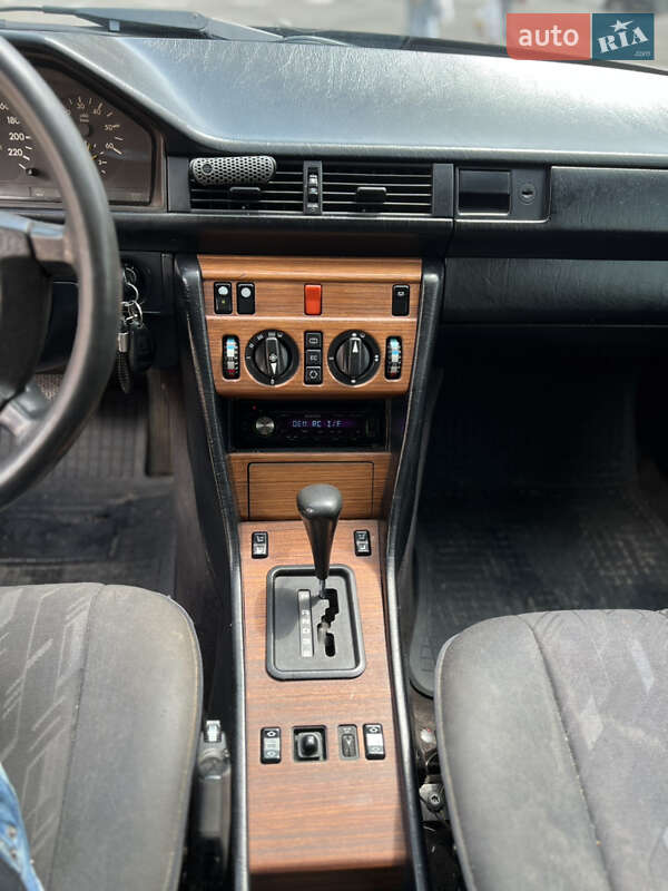 Седан Mercedes-Benz E-Class 1989 в Зарічному