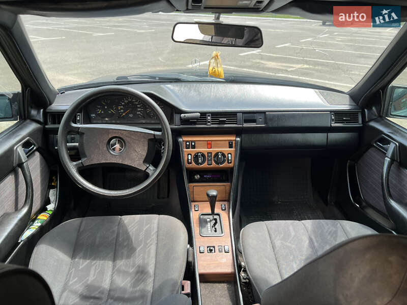 Седан Mercedes-Benz E-Class 1989 в Зарічному
