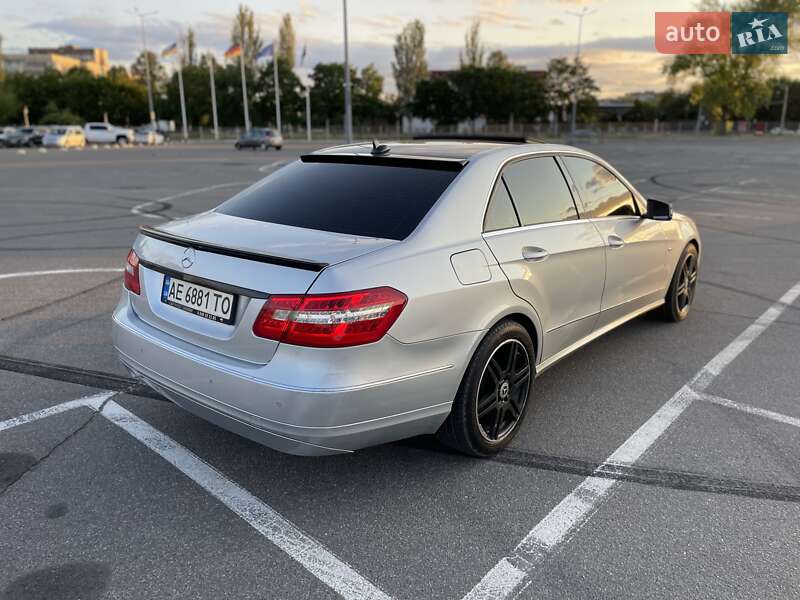 Седан Mercedes-Benz E-Class 2012 в Дніпрі
