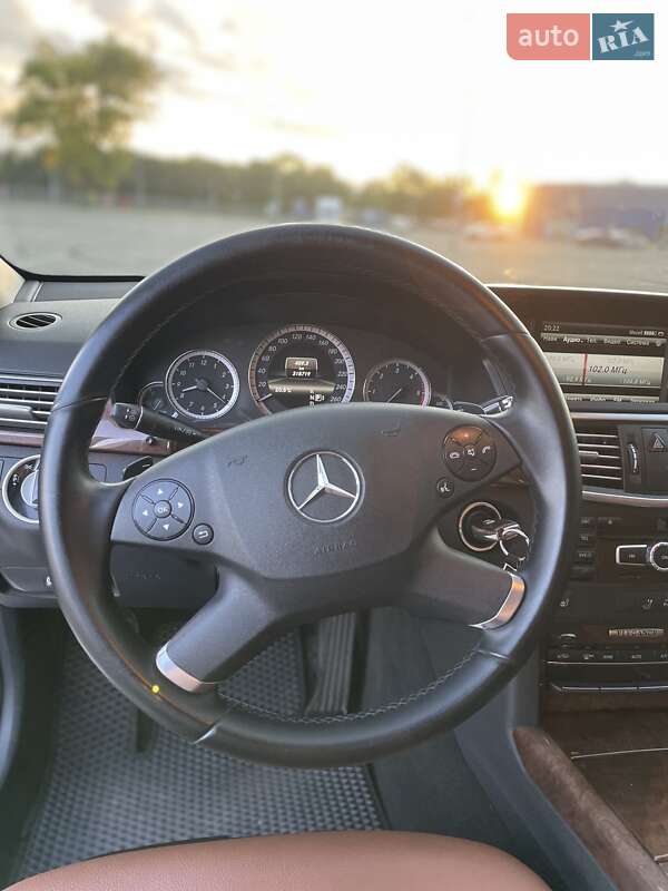 Седан Mercedes-Benz E-Class 2012 в Дніпрі