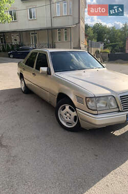 Седан Mercedes-Benz E-Class 1993 в Чернівцях
