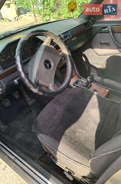 Седан Mercedes-Benz E-Class 1993 в 