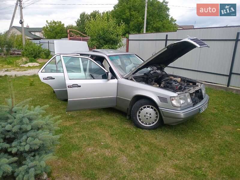 Седан Mercedes-Benz E-Class 1993 в Золочеві