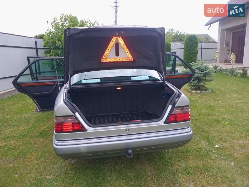 Седан Mercedes-Benz E-Class 1993 в Золочеві