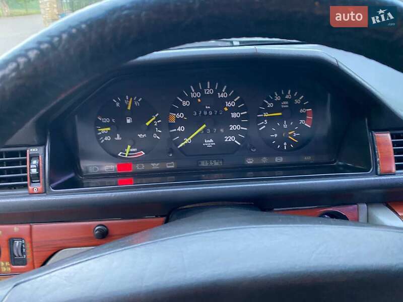 Седан Mercedes-Benz E-Class 1990 в Мостиске