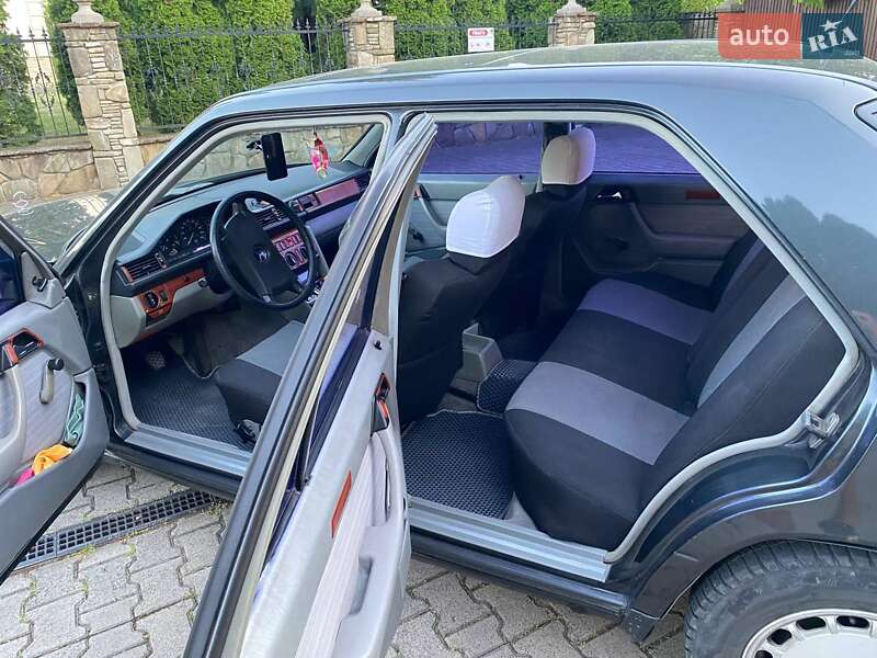 Седан Mercedes-Benz E-Class 1990 в Мостиске