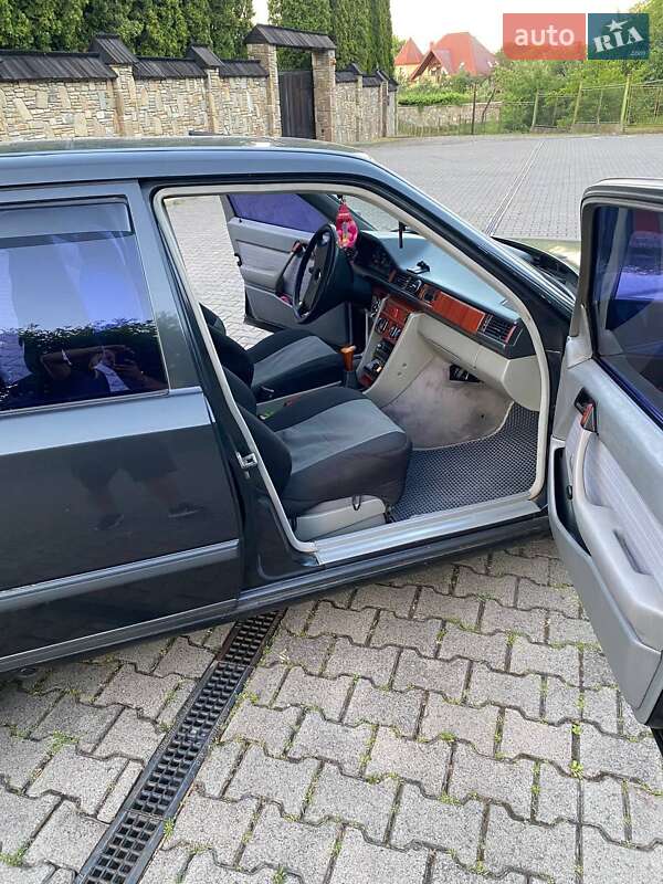 Седан Mercedes-Benz E-Class 1990 в Мостиске