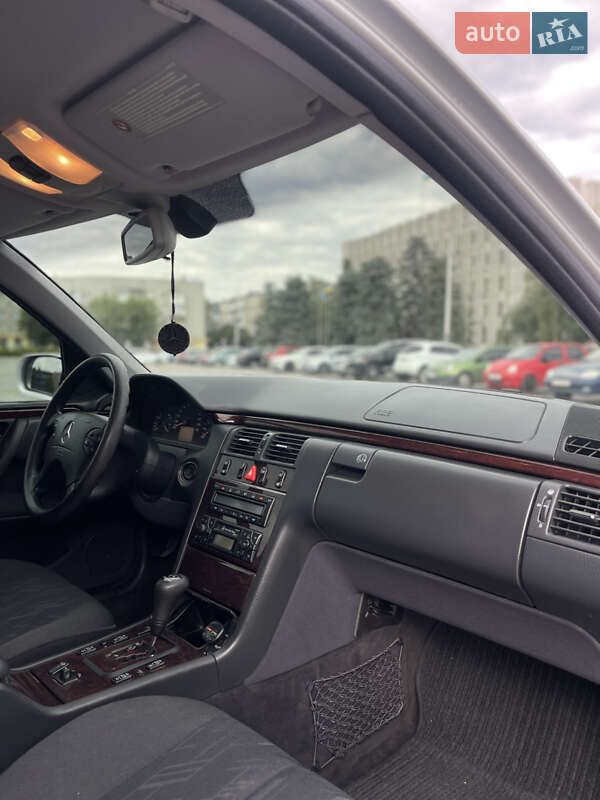 Седан Mercedes-Benz E-Class 2000 в Кременчуці