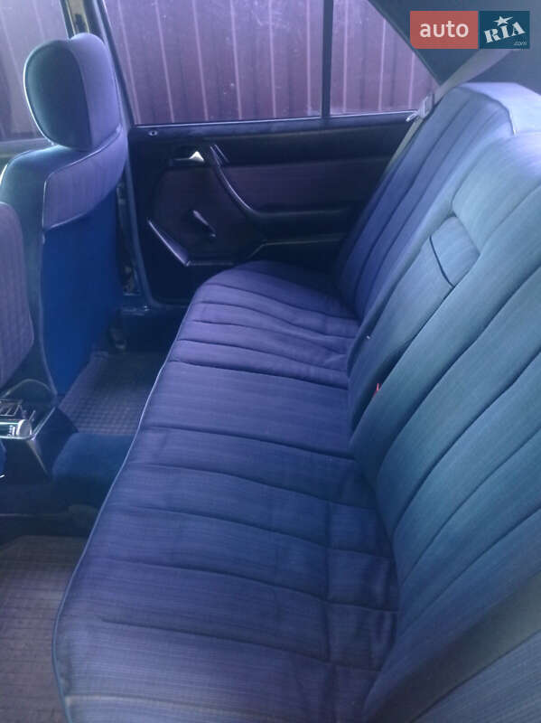 Седан Mercedes-Benz E-Class 1988 в Полонному