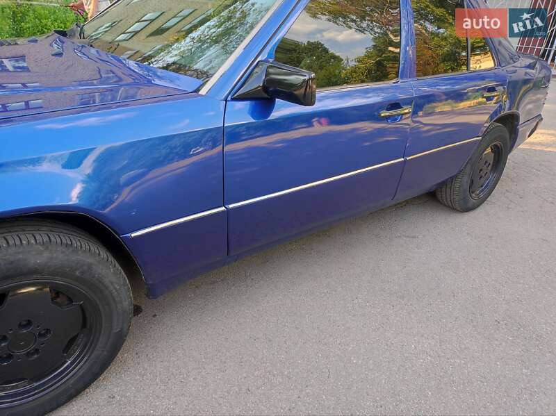 Седан Mercedes-Benz E-Class 1986 в Днепре
