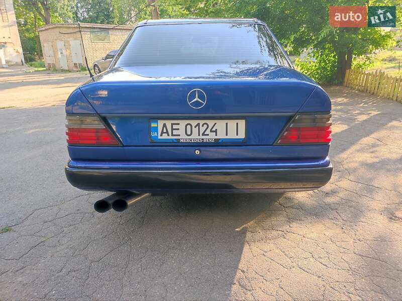 Седан Mercedes-Benz E-Class 1986 в Днепре