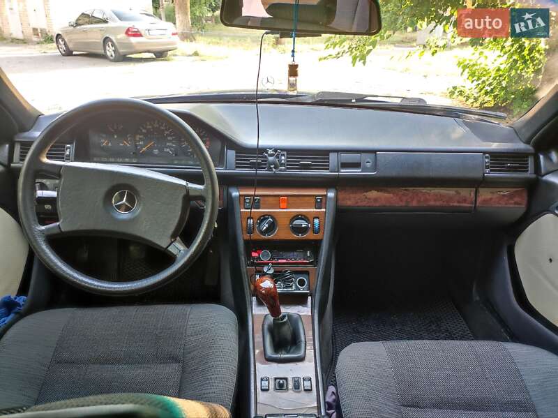 Седан Mercedes-Benz E-Class 1986 в Днепре