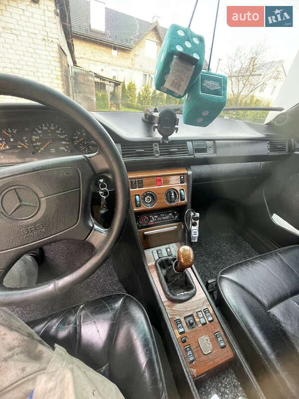 Седан Mercedes-Benz E-Class 1989 в Львове