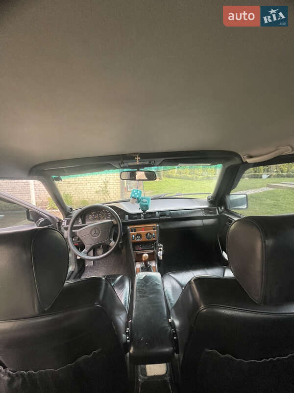 Седан Mercedes-Benz E-Class 1989 в Львове
