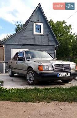 Седан Mercedes-Benz E-Class 1989 в Нововолинську