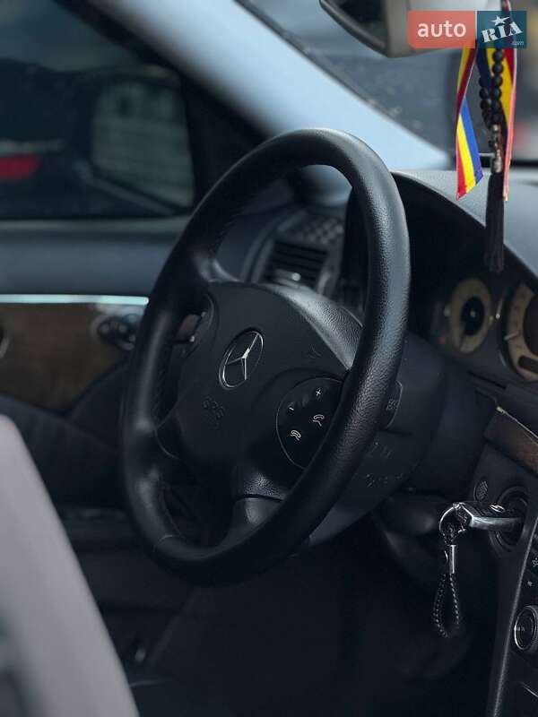 Седан Mercedes-Benz E-Class 2003 в Черновцах