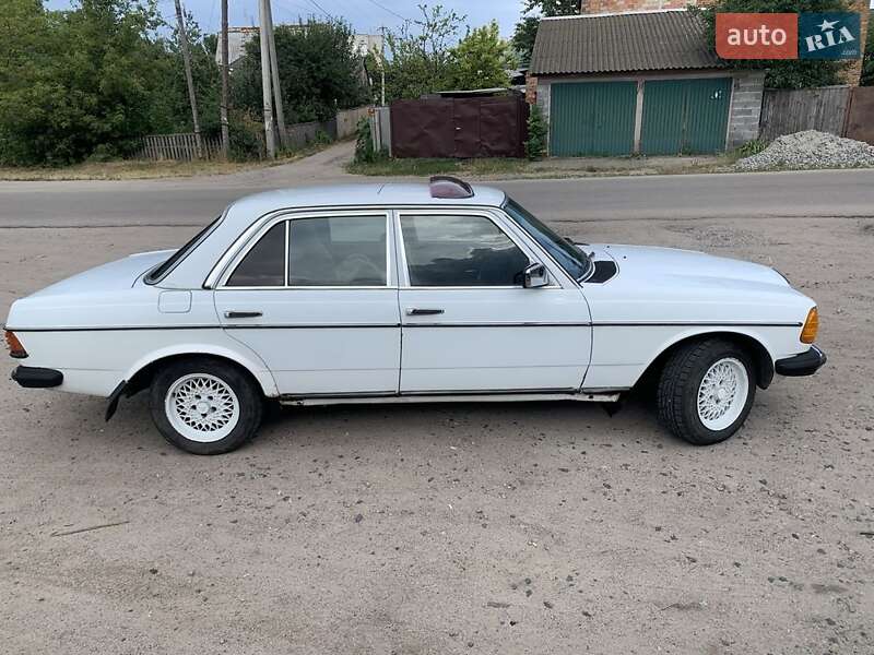 Седан Mercedes-Benz E-Class 1982 в Каневе