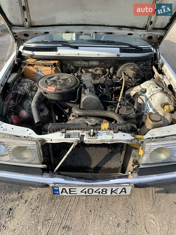 Седан Mercedes-Benz E-Class 1982 в Каневе