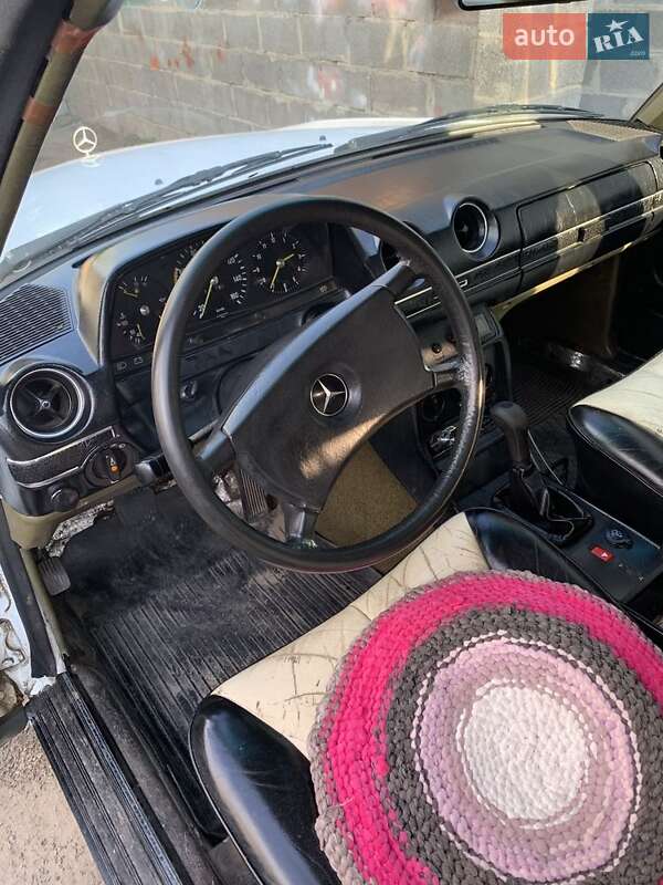 Седан Mercedes-Benz E-Class 1982 в Каневе